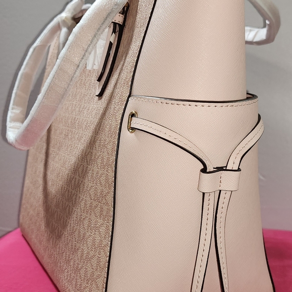 Michael Kors Gilly Large Drawstring Travel Tote - Picture 5 of 8